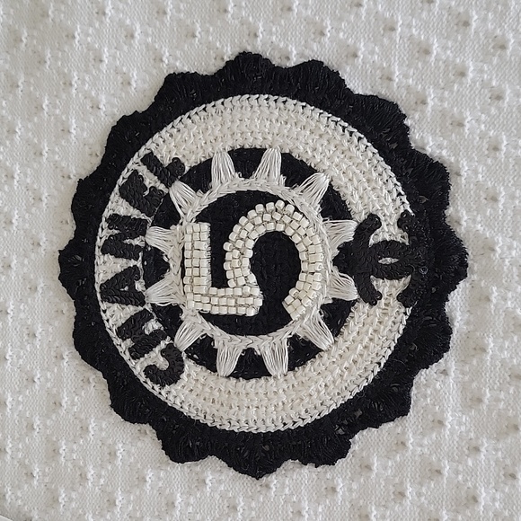 Chanel white and black logo badge t-shirt - Picture 9 of 16